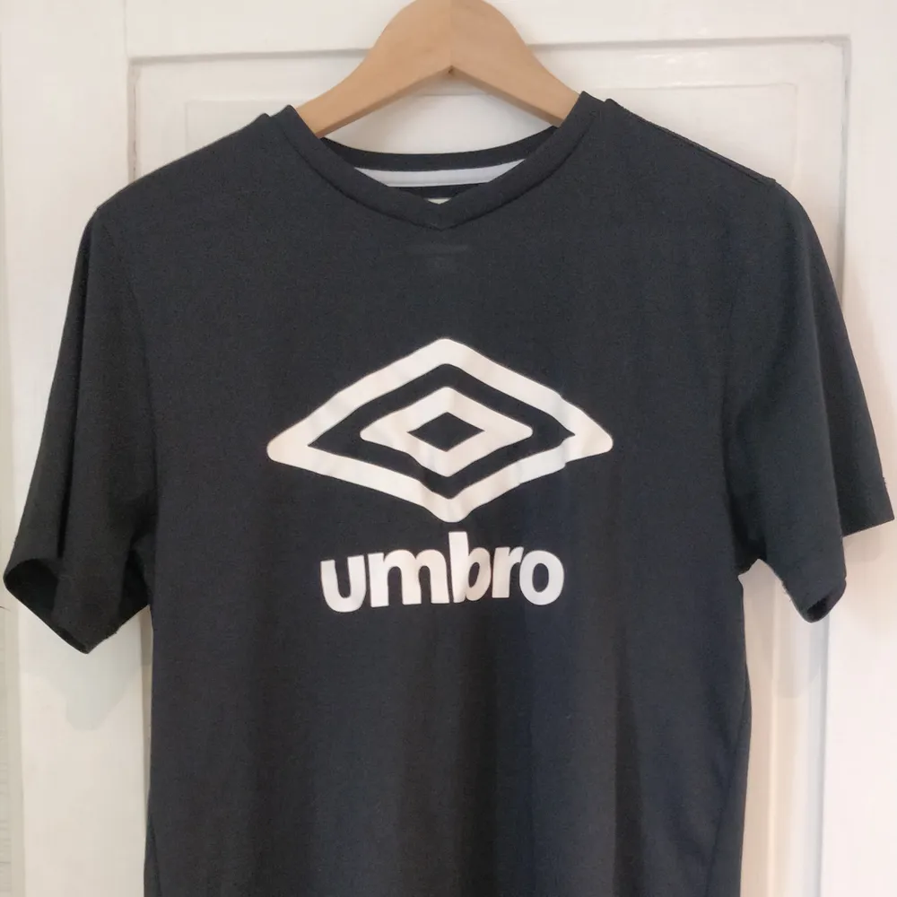 Tränings t-shirt från Umbro (frakt ingår). T-shirts.
