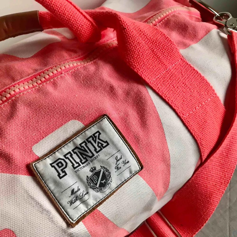 Snygg weekendbag från Victoria’s Secret PINK i neonrosa. Köparen betalar för frakt. . Väskor.
