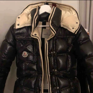  - Säljer min fina moncler jacka i modellen Bady perfekt till vintern!  Storlek S/ Xs och köpt i november 2019 så det är i jättebra skick.  Den är äkta. Originalpris 940 € vilket är ungefär 10 000kr