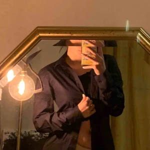  - Aldrig använd svart skjorta från Filippa K!  Orginal pris ligger runt 1.200 men jag säljer den för 400kr inklusive frakt<3! 