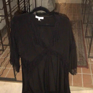  - IRO klänning silke spets 