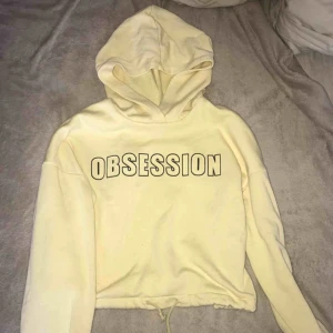 Hoodie - Säljer en super skön hoodie då den inte kommer till användning längre.