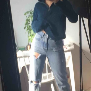  - Så snygg tröja från bikbok! Storleken är M men passar en XS-M beroende på hur man vill att den ska sitta☺️ orginalpriset är 399 kr 