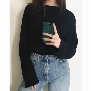  - Långärmad t-shirt från H&M herr i strl XL - sitter snyggt oversize på mig som brukar ha XS/S🌹 (smutsig spegel, inte smutsig tröja😊)