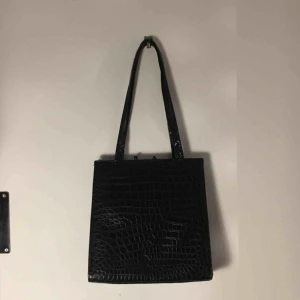  - Snygg väska i fakeskinn. Fint mönster. Köparen står för frakt👼🏼