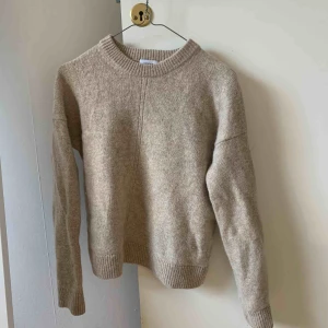  - Jättefin beige stickad tröja från weekday!! 