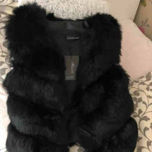  - En fin pälsväst i fake päls, som passar perfekt till våren. Västen är i storleken S. Västen har aldrig kommit i användning helt ny. Pris går att diskuteras vid snabb affär 