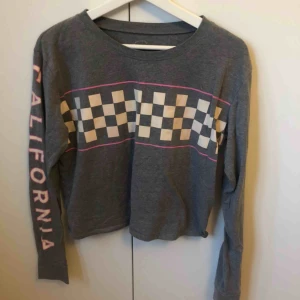  - Långärmad magtröja från hollister. Detaljerna ändrar färg till rosa i solljus.