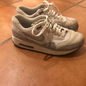  - Snygga Nike air Max, gråa och vita i fint skick! Storlek 38, köparen står för frakt! Nypris: 1100kr