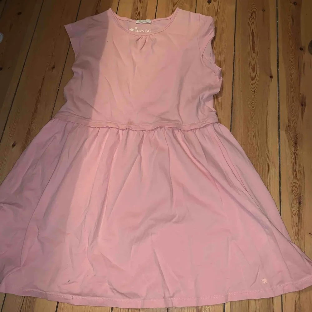 Jätte fin rosa klänning  Använd några fåtal gånger men inte använd på ett par år Ser helt ny ut. Klänningar.