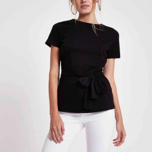  - Otroligt fin svart T-shirt med knyte i midjan. Kan skicka fler bilder! Den har blivit tvättad, men fortfarande svart och i fint skick 💓