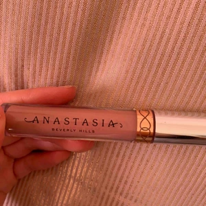 ABH liquid lipstick, crush  - Bought this like two months ago, but I’m not really into liquid lipsticks anymore! Only tested!😌 shipping costs 32 kr extra💕