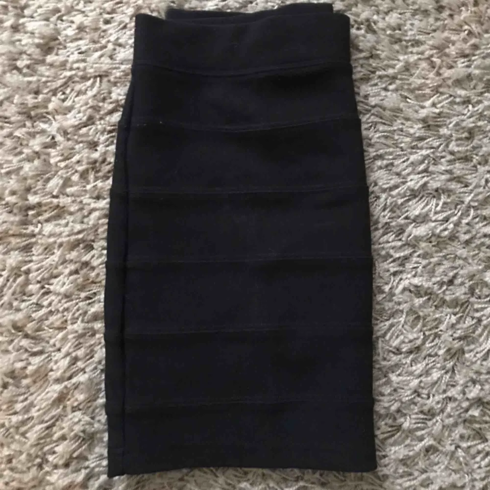 Svart, ribbad kjol från H&M. Säljer för att jag aldrig använder den då det inte är min stil,  den är i mycket bra skick. Står ingen storlek men gissar att det är en 34/36 då den passar mig som har den storleken. Köparen står för ev. frakt! . Kjolar.