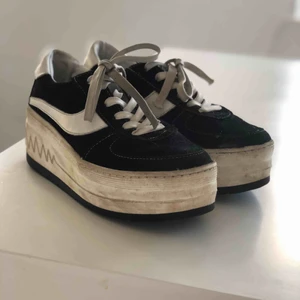  - Dom här skorna har jag haft i runt ett år och känner att det är rätt tid att passa vidare dem. Dem är en hög platå med fin detalj runtom som liknar hjärtslag. Frakt ingår i priset!