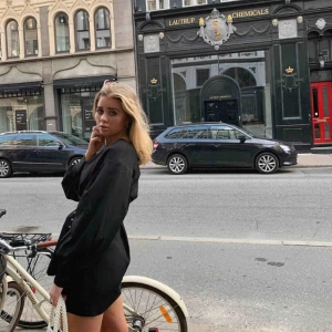  - Oanvänd klänning från nakd. Kavajklänning som man stänger med bältet, relativt kort (över knäna) puffärmar. Inte jag på bilderna men det är samma klänning 🥰 ”kolla sista bilden” 