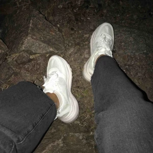  - Vita chunkysneakers från feetfirst i mycket fint skick, endast använda ett fåtal gånger. Extremt sköna skor men säljer pga för många vita chunky sneakers, vilket gör att dessa ej kommer till användning. Fler bilder kan skickas på begäran!