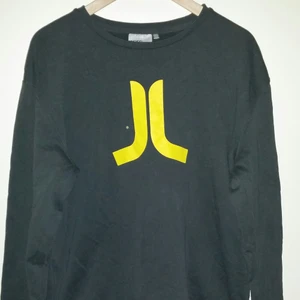 WESC tröja  - Har en WESC tröjja i  nyskicka.. Använd 2-3gångee max,väldigt fint skick d.v.s.. Storlek XL och köpt i STHML. 120kr så står jag för frakten.