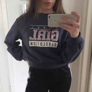 - En marinblå collage-tröja som är kortare i modellen men större i storleken. I princip oanvänd. Frakt tillkommer.