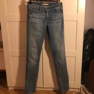  - Levis i modellen 714 straight 