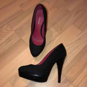  - skor i mocka imitation, använda 1 gång.  Frakt ingår i priset om skickas! 