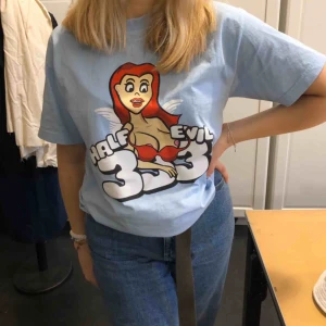  - Säljer denna tshirt från Half-Evil i en ljusblå färg, helt oanvänd då de inte riktigt är min färg 
