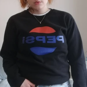 Pepsi crewneck stl M - Pepsi crewneck! Storlek M (ganska tight modell) Frakt ca 60kr. skriv vid frågor och skriv om du vill ha fler bilder! 