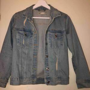 Jeans jacka från Gina tricot i storlek xs. Använd fåtal gånger. Säljer då jag har för många jeans jackor. Frakten ingår i priset!