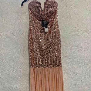  - Balklänning , helt NY oanvänd!  Köpt på Nelly!  Strl:38