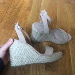  - Ifrån Newlook! Puderrosa/beige mocka.  Skickar mot frakt 