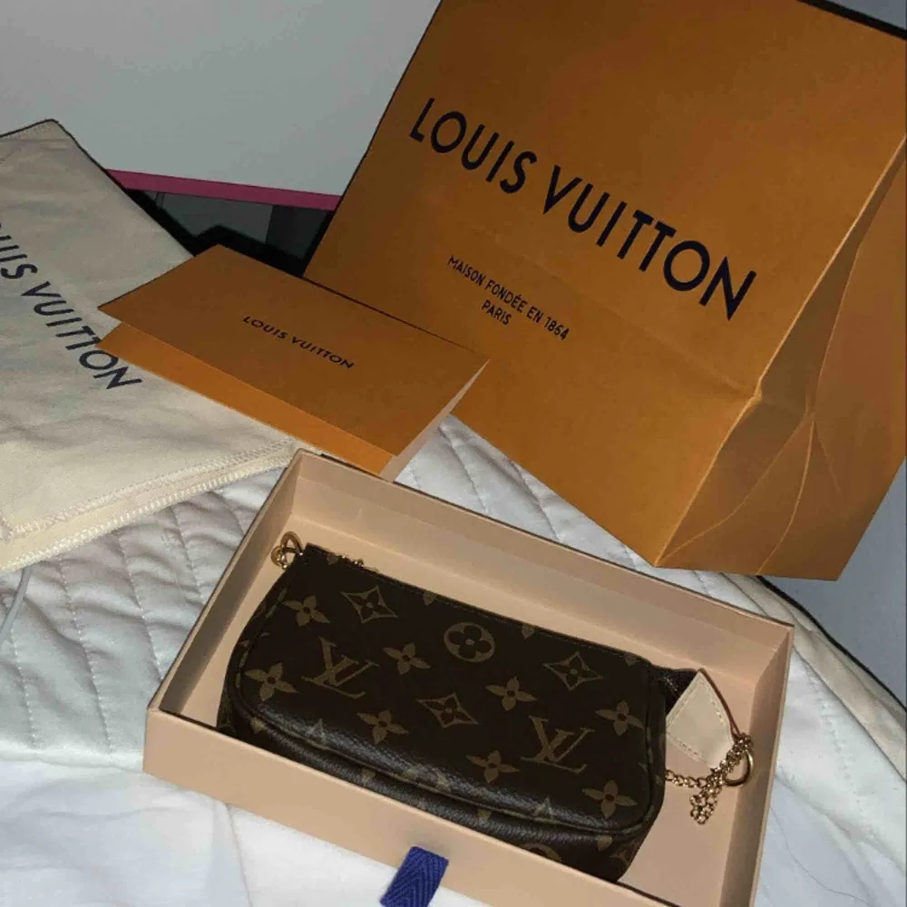 Louis Vuitton mini Pochette Accessoires l helt ny och oanvänd | allt på bilder får du, kvitto finns | . Väskor.