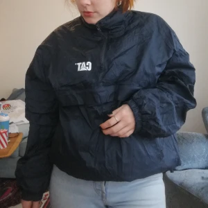 Sol's Cat jacka stl L - Anorak(ish) jacka, Cat tryckt på Solo's. Stl al. Går att spänna in i midjan om man vill ha mer form på den. Blixtlås på båda sidorna. Skriv vid frågor och fråga gärna om du vill ha fler bilder! Frakt 66kr 