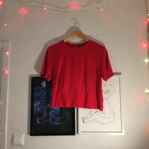 Röd T-shirt  - Röd magtröja / kortare t-shirt från Ginatricot❣️ 