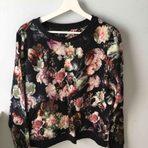  - Drömmen! Mysig och fin collegetröja. Perfekt till vår och sommar. Inte så tjock men ändå lagom varm. Priset är inklusive frakt. Från Monki.