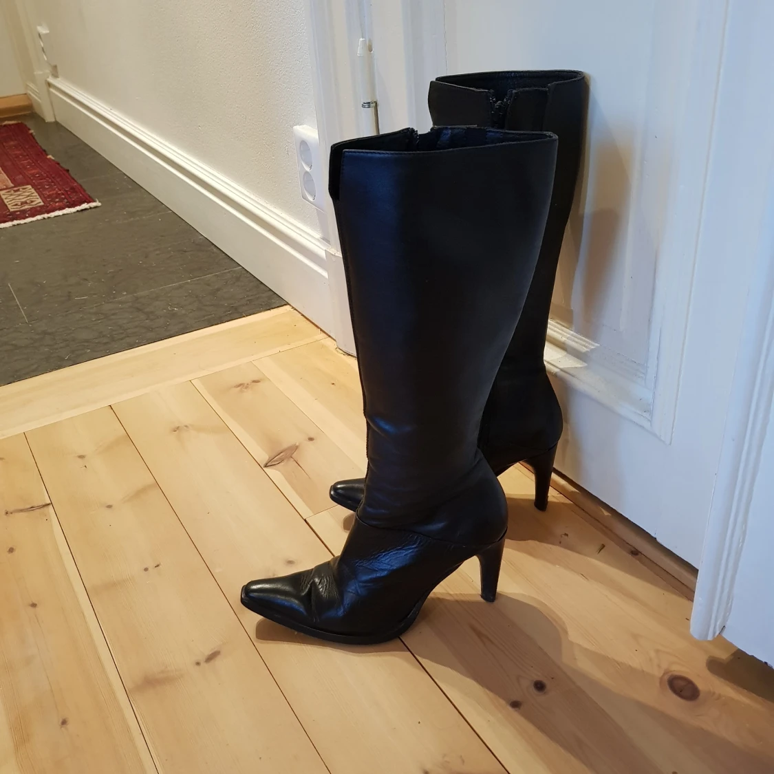 Svarta skinnstövlar, 36