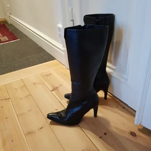 Svarta skinnstövlar, 36 - Stövlarna passar till det mesta och blir snygga till våren. Det finns en liten skada längst ner på ena kacken och därför har jag sänkt priset. e kan hämtas på Södermalm eller på annan plats i Stockholm. Annars betalar du frakten.
