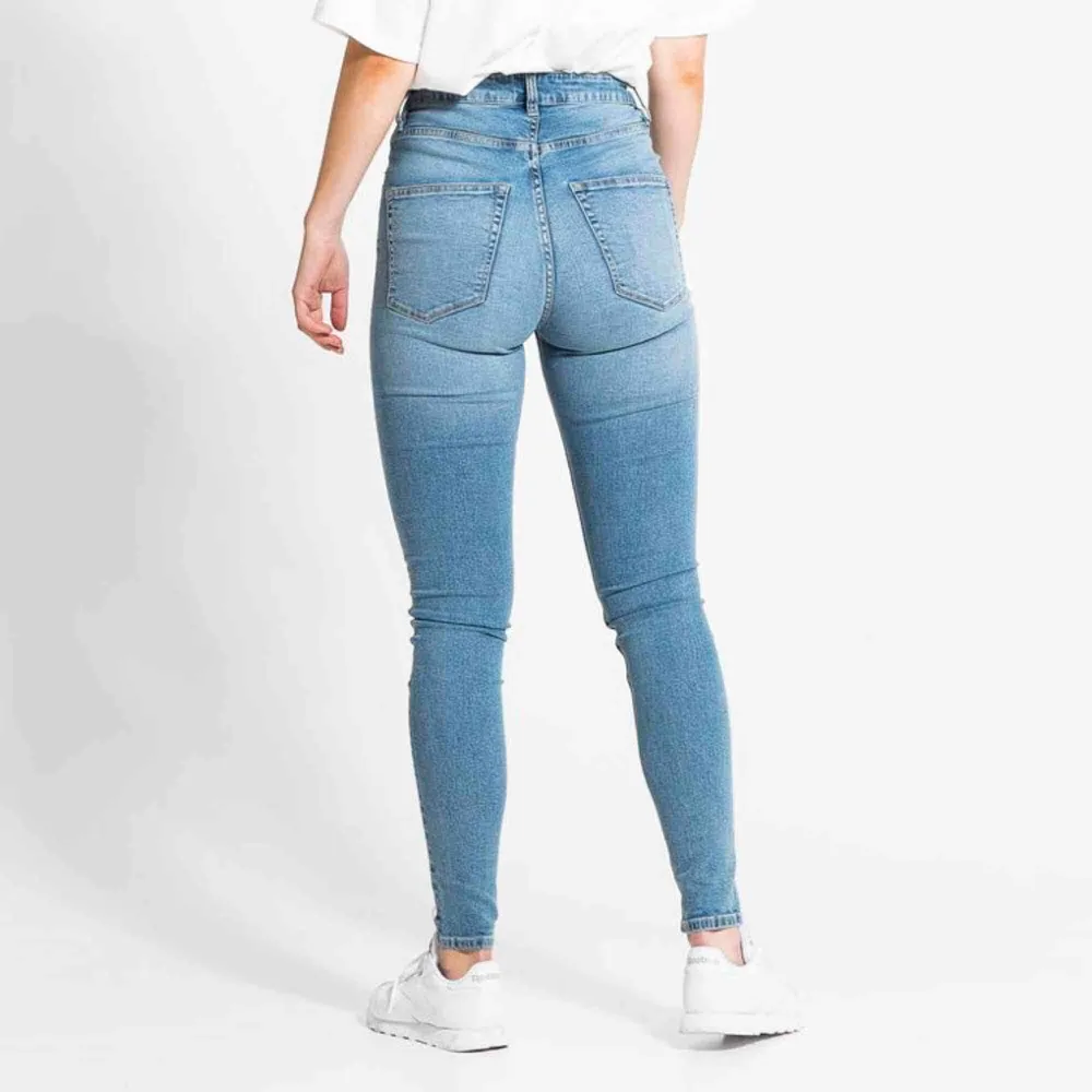Ljusblåa jeans från lager 157 , köpta för 299kr modellen skinny. Väldigt stretchiga och höga i midjan.. Jeans & Byxor.