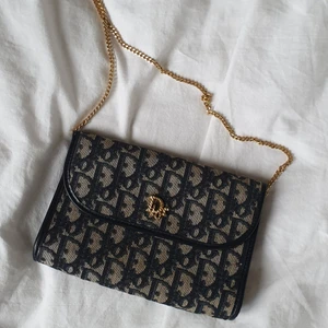 Vinteage Christian dior  - Hej alla fina, funderar på att sälja min fina fina dior väska för att köpa en annan, den är vinteage och jättefint skick ❤ kontakta mig vid intresse! Högsta bud 3100kr men fortfarande inte säker på att jag vill sälja💞