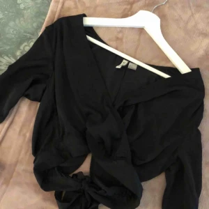 - Topp ifrån H&M i nyskick, korsad fram och rosett nertill bak.