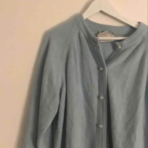  - jättesöt kofta med pärlknappar, köpt på goodwill men har inte kommit till användning så mycket:)