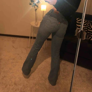  - De perfekta bootcut jeansen från Levi’s!!! Är uppsydda så de passa mig i längden (är 160cm) och de e medelmidja!! Endast använda FÅTAL gånger och kommer tyvärr inte till användning längre :/ Köparen står för frakt ❤️👊🏼