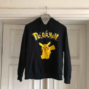  - Pokémon hoodie - Kan hämtas i Uppsala eller skickas mot fraktkostnad 