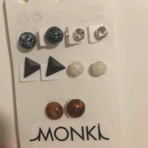  - Säljer örhängen för 40:- allt Den vita örhängen är såld  Vet ej märken 