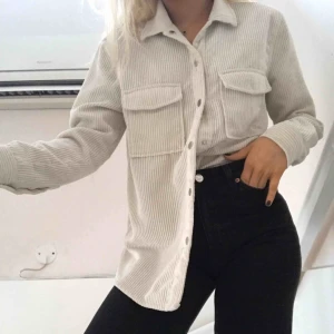  - Manchester skjorta från ginatricot, beige färg  BUDA