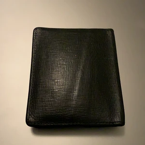 Plånbok läder med många fack - Svart plånbok i läder med många fack.