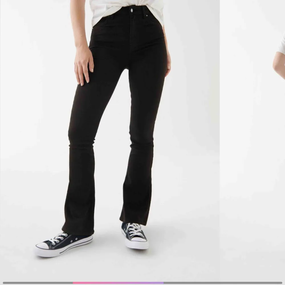 Säljer mina bootcut jeans från Gina för 129kr med frakt! På modellen jag köpte är det hål i knäna🤩. Jeans & Byxor.