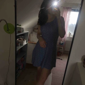  - Somrig klänning i fin blå färg och vitt mönster. Knappt använd och i fint skick. 