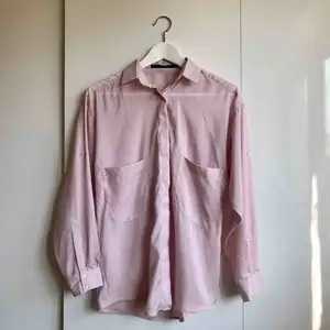 Superfin ljusrosa skjorta i tunt/mjukt material från ZARA. Tyget ligger skönt med huden. Köparen betalar fraktkostnad. 
