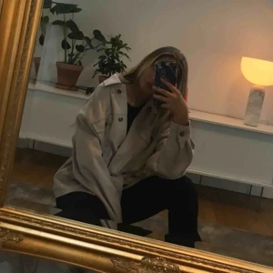  - Beige Jacka från Zara. Storlek XS men skulle personligen säga S. Liten fläck längst ner till höger (se sista bilden) därav nedsatt pris. Annars i bra skick. Skriv gärna för fler bilder eller frågor. Frakt tillkommer om inte annat har bestämts. 