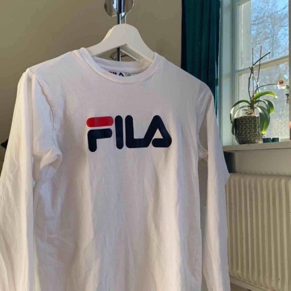 Jättefin långärmad tröja från Fila, köp på JD sports. Står storlek xxs men skulle nog säga att de är en s/xs. Nästan aldrig använd. Frakt tillkommer 🥰. Toppar.
