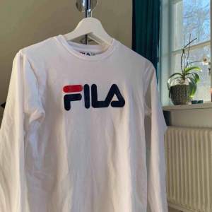 Jättefin långärmad tröja från Fila, köp på JD sports. Står storlek xxs men skulle nog säga att de är en s/xs. Nästan aldrig använd. Frakt tillkommer 🥰